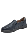 Zapato casual azul oscuro de cuero para mujer, textura suave y adorno metálico lateral.