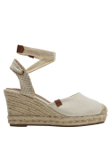 Alpargata bohemia beige con toque rústico, ideal para vestidos veraniegos.