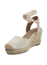 Textura suave y rugosa en alpargata beige con diseño elegante y cómodo.