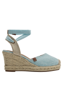 Plataforma de esparto trenzado en alpargata celeste, cómoda y natural.