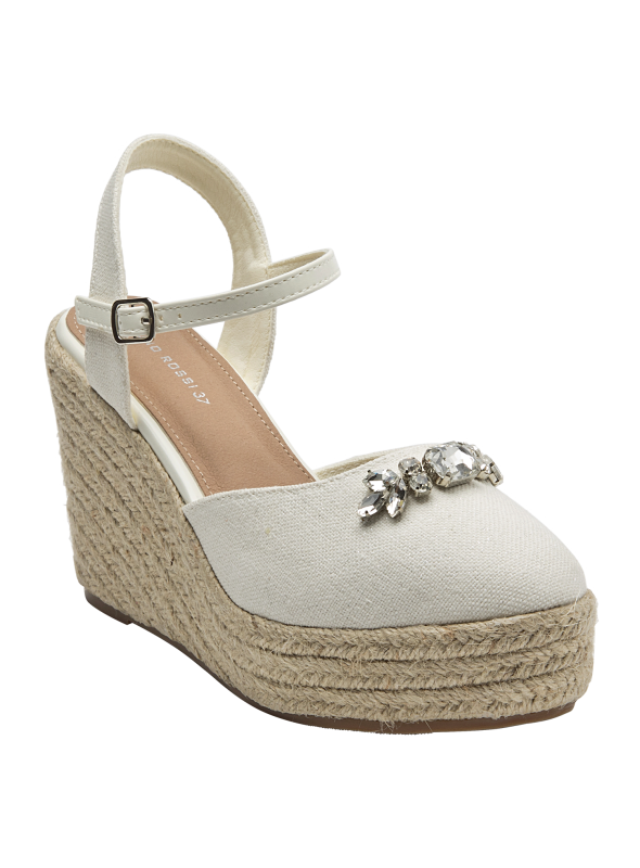 Diseño moderno de alpargata blanca con pedrería y textura textil suave.