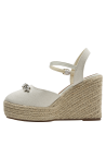 Calzado casual bohemio en textil blanco con detalles sofisticados en el empeine.