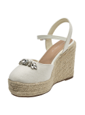 Alpargata blanca de mujer con pedrería brillante en el empeine y plataforma de esparto.