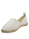 Alpargata blanca de mujer con diseño clásico y costura visible en suela de yute.