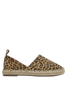 Calzado femenino en animal print, combina con jeans o vestidos para un look relajado y moderno.