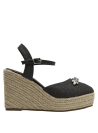 Calzado textil negro con brillo sutil y adorno glamuroso de pedrería.