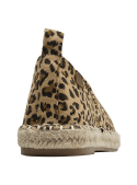 Alpargata de mujer en animal print con estampado de leopardo sobre fondo beige, ideal para un estilo casual.