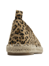 Alpargata de mujer en animal print con estampado de leopardo sobre fondo beige, ideal para un estilo casual.