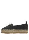 Alpargata femenina negra, ideal para un look relajado y sofisticado en verano.