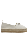 Alpargata blanca de mujer, diseño versátil con aplicaciones de pedrería y suela natural.