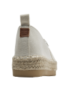 Calzado casual de mujer, alpargata blanca con detalles brillantes y textura suave.