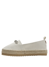 Alpargata textil blanca con suela de yute y goma, diseño elegante y fresco.