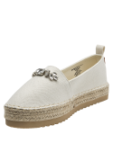 Alpargata blanca de mujer con pedrería en el empeine, estilo casual boho-chic.