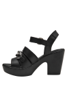Sandalia casual negra de cuero con detalles metálicos, ideal para eventos semi-formales.