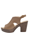 sandalia casual-chic de cuero camel, perfecta para combinar con jeans o vestidos veraniegos