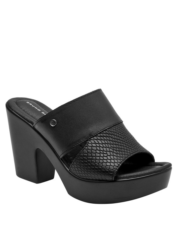 Calzado casual femenino en cuero negro, perfecto para combinar con jeans o vestidos en eventos informales.