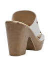 Elegante sandalia blanca de cuero, estilo minimalista con texturas diversas, ideal para combinar con faldas midi.