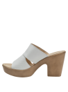 Sandalia de mujer en cuero blanco, patrón reptil y taco cuña beige, perfecta para días cálidos y eventos informales.