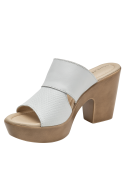 Sandalia blanca de cuero con textura geométrica y lisa, diseño mule abierto, ideal para estilo casual-chic.