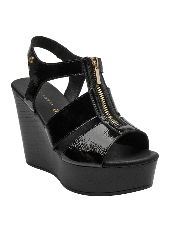 Calzado casual negro de cuero con cierre dorado, perfecto para un look urbano chic.