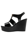 Sandalia negra de plataforma en cuero liso, ideal para ocasiones semi-formales.
