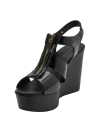 Sandalia de cuero negro para mujer con cierre metálico dorado, estilo casual y chic.