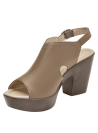 elegante sandalia casual de cuero beige con textura granulada y estilo sofisticado