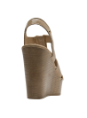 Sandalia abierta de cuero beige con taco cuña, ideal para primavera-verano en Chile.