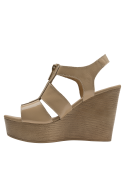 Sandalia de mujer en cuero beige con taco cuña, combinación de estilo y comodidad.