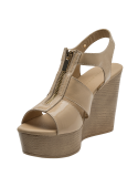 Sandalia casual-chic de cuero beige con textura brillante y cierre de cremallera frontal.