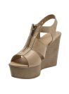Sandalia casual-chic de cuero beige con textura brillante y cierre de cremallera frontal.