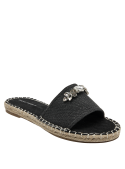 Alpargata textil negra, detalles de pedrería, estilo casual chic.