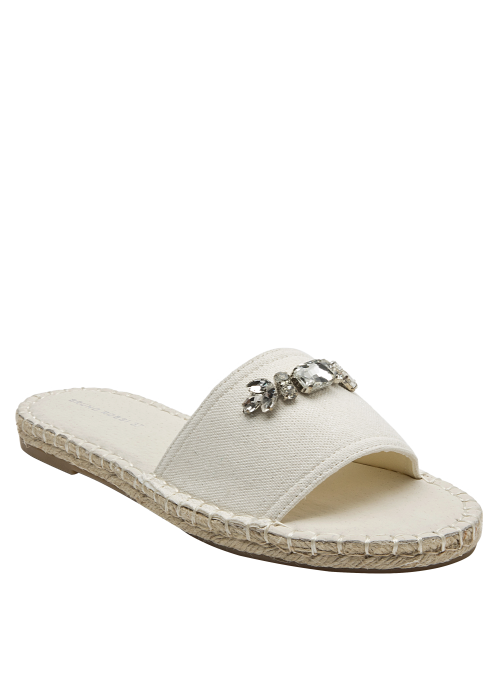 Alpargata boho-chic de mujer, diseño simple en beige, perfecta para un look minimalista.