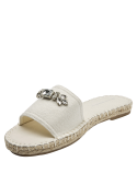 Alpargata blanca de mujer con diseño mule y pedrería sobre tira ancha, estilo casual y boho-chic.