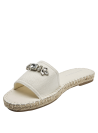 Alpargata blanca de mujer con diseño mule y pedrería sobre tira ancha, estilo casual y boho-chic.