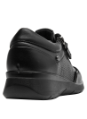Calzado casual negro de cuero suave y brillante, ideal para estilo athleisure urbano.