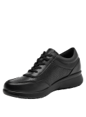 Zapato negro casual de cuero para mujer con perforaciones decorativas y funcionales para ventilación.
