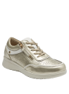 Suela gruesa clara en zapato de cuero dorado, estilo athleisure.