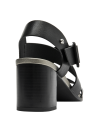 Taco cuadrado retro en sandalia de cuero negro, ideal para estabilidad y comodidad.