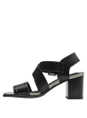 Detalle de hebilla ajustable discreta en sandalia de cuero negro para mujer.
