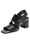 Sandalia de mujer negra en cuero con tiras anchas cruzadas para un estilo formal elegante.