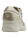 Zapato de cuero dorado para mujer con diseño deportivo y elegante.
