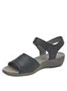 Sandalia de cuero negro con tira ajustable y broche metálico decorativo, perfecta para salidas informales.