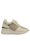zapatilla casual de mujer con diseño sofisticado, ideal para combinar con jeans o vestidos.