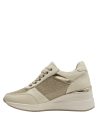 zapatilla textil beige con acabado brillante y detalles dorados, perfecta para eventos semi-casuales.