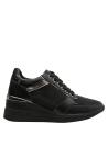 Zapatilla negra cómoda y chic, adecuada para salidas informales y caminatas urbanas.