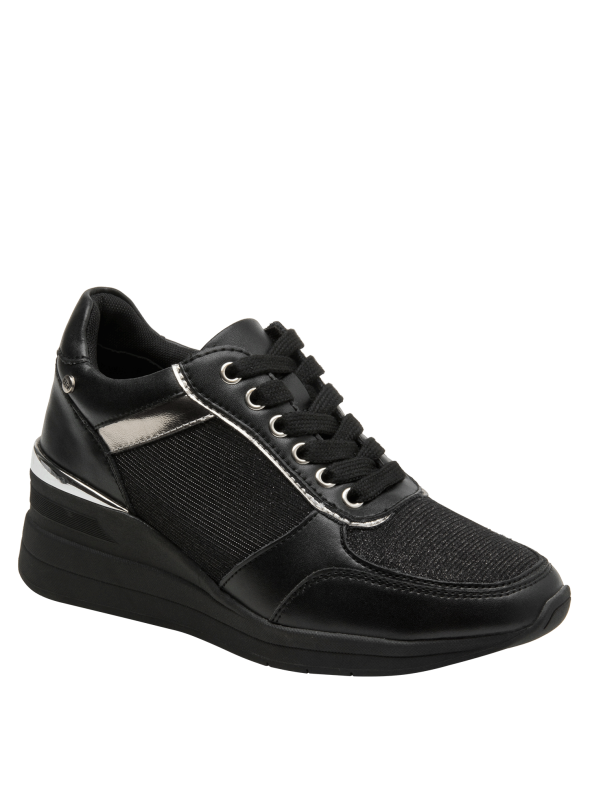 Zapatilla negra para mujer, perfecta para combinar con jeans o vestidos casuales.