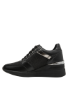 Zapatilla urbana negra con textura suave y brillante, ideal para un look casual elegante.