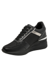 Zapatilla textil negra para mujer, sofisticada y versátil con ojales metálicos.
