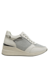 zapatilla de mujer textil y cuero sintético blanco, ideal para ocasiones informales y estilo desenfadado.
